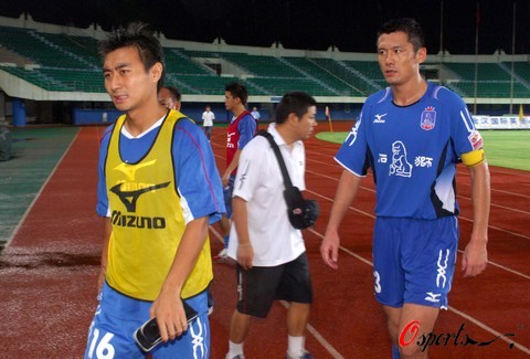 足球欧联杯再次上演进球大战，球迷直呼过瘾（欧联杯再掀进球狂潮，球迷大呼过瘾）