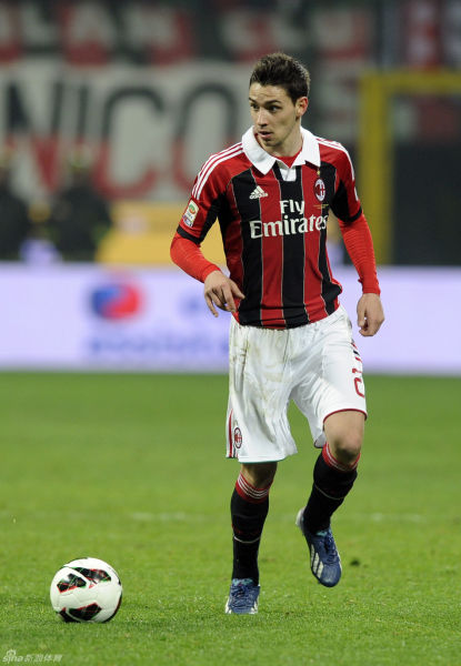 莱奥头发被拽找阿切尔比理论，后者：敢再指我就掰断你手指头（头发被拽后莱奥上前质问阿切尔比，后者警告：再指我就掰断你手指）