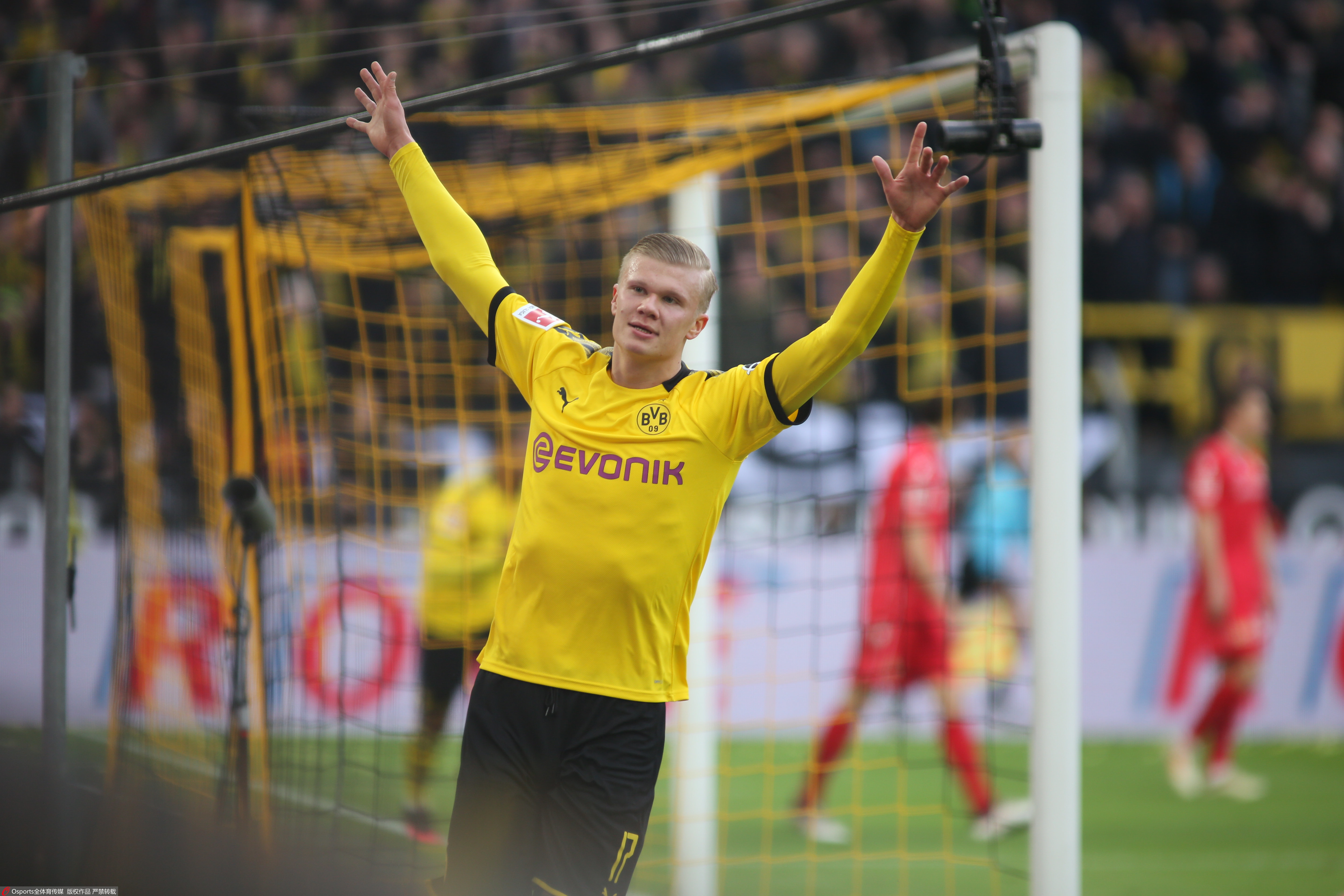 欧冠第4轮前瞻：双战术体系的博弈，两位神锋大战“群狼”（欧冠第4轮前瞻：两套战术正面碰撞，双神锋硬撼群狼）