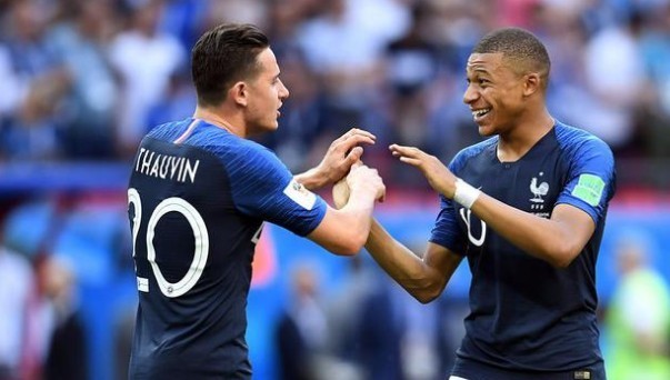 半场：拜仁2-2弗赖堡，卡尔、奥利塞分别传射，铃木唯人进球（半场战报：拜仁2-2弗赖堡，卡尔与奥利塞各传一射，铃木唯人破门）