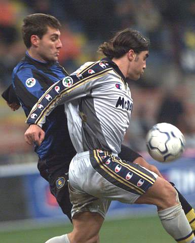 欧文突破防守造成杀伤球成功（欧文强突防线制造杀伤并得手）